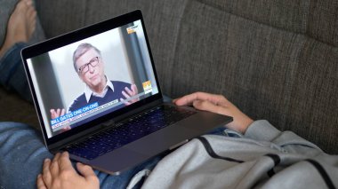 ABD - 3 Aralık 2020: Bill Gates Today 'deki aşılar hakkında konuşuyor. Today Youtube kanalında videoyu izliyorum.
