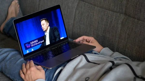 ABD - 15 Temmuz 2017: Elon Musk Gelecek Görüşmesi. Caleb Brandalise Youtube Kanalı 'nda videoyu izliyorum.