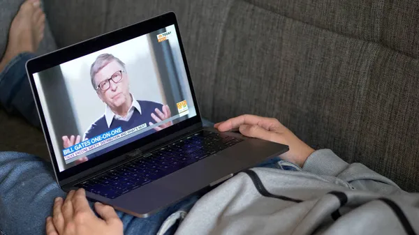 ABD - 3 Aralık 2020: Bill Gates Today 'deki aşılar hakkında konuşuyor. Today Youtube kanalında videoyu izliyorum.