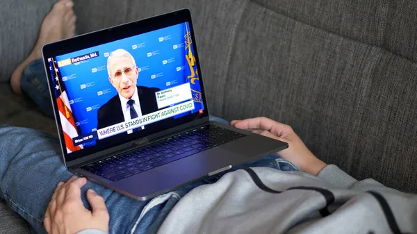 9 Kasım 2021: Bloomberg Youtube Kanalı 'nda ABD' nin Covid ile mücadelesi hakkında konuşan Dr. Anthony Fauci 'yi izlemek