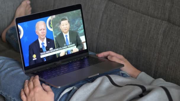 10 noviembre 2021: Joe Biden planea reunirse virtualmente con Xi Jinping, viendo las noticias en WION Youtube Channel — Vídeo de stock