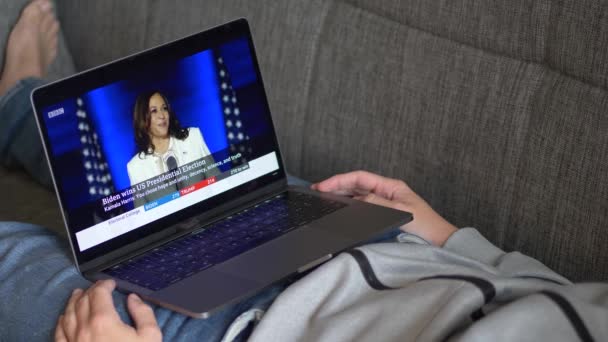 Wilmington, Delaware, USA - 8 November 2020: Kamala Harris First Speech as Vice President-Elect. Watching it on BBC Youtube Channel — Stock Video
