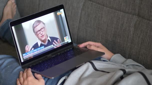 USA - 2020. december 3.: Bill Gates Ma beszél a vakcinákról. Videó nézése a Today Youtube Channel-en — Stock videók