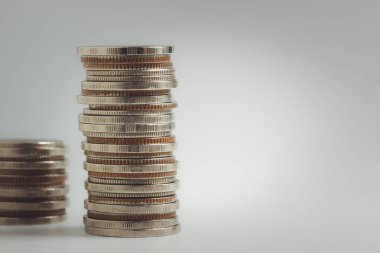 Büyüyen finans ve iş geçmişi için bir sürü para. Tasarruf ve Hesaplar, Finans Bankası İş Konsepti, Yatırımlar, Fonlar, Tahviller, Bölünmeler ve Faizler.