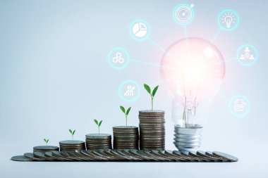 LED ampuller ve para yığını enerji tasarrufu, para tasarrufu, bankacılık işletme kavramları, yatırımlar, fonlar, tahviller, kar payları ve faiz için ahşap masa fikirleri.