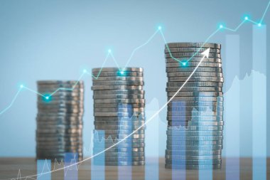İş, finans, ekonomi, yatırım, piyasa, mevduat, banka, fon, kredi, tasarruf, para ve başarı için muhasebe fikri için büyüme grafik kavramına sahip sikke yığını.