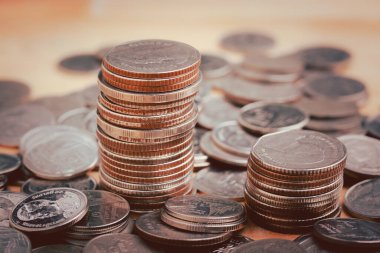 Mali ve yatırım geçmişi için tahtadan bir masaya para yığmak. Tasarruf ve Hesaplar, Finans Bankası İş Konsepti Fikirler, Yatırım ve Fon. Geleceği planlamak. Klasik stil.