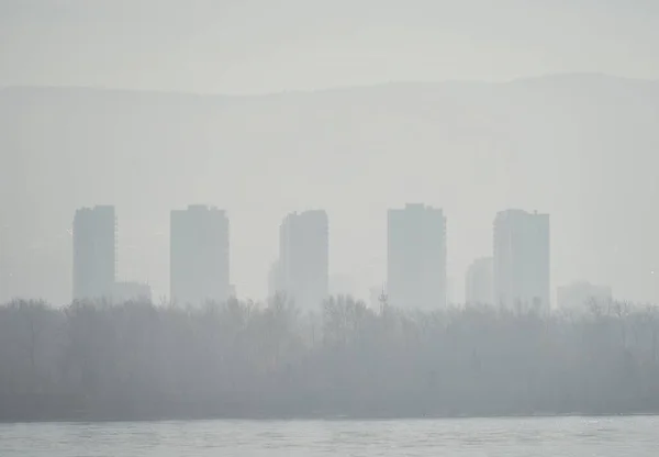 Şehir sisli.