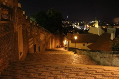 Hradcany 'deki ortaçağ taş merdivenleri muhteşem Prag gecesinin arka planına karşı.