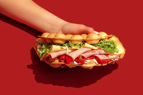 Рука Тримає Бульбашковий Бутерброд Шинкою Помідорами Салатом Беконом Соусом Гірчицею — стокове фото