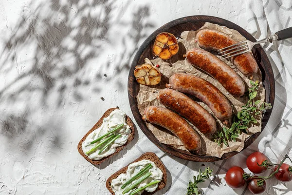 Sousauge Viande Bœuf Grillée Sur Assiette Bois Blanc Avec Des — Photo