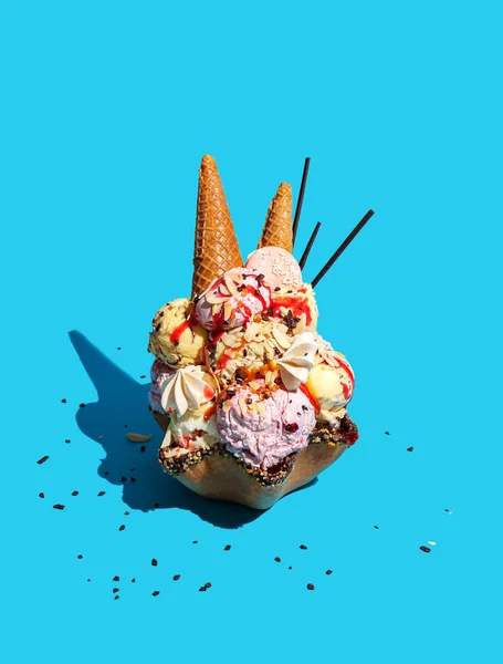 Eis Mit Kopierraum Auf Pastellblauem Hintergrund Sommerzeit Dessert Kontinuierliches Musterkonzept — Stockfoto