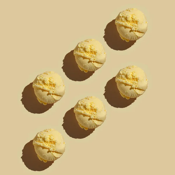 Eiskugelmuster Mit Kopierraum Auf Pastellbeigem Hintergrund Sommerzeit Dessert Minimalkonzept Ansicht — Stockfoto