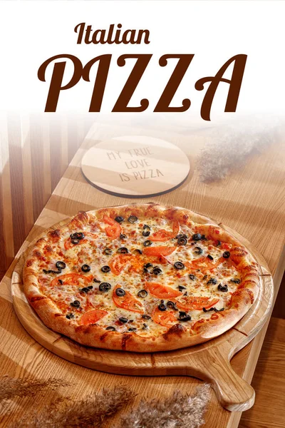 Original Napolitansk Pizza Margherita Traditionell Trägolv Italien Pizza Med Oliver — Stockfoto