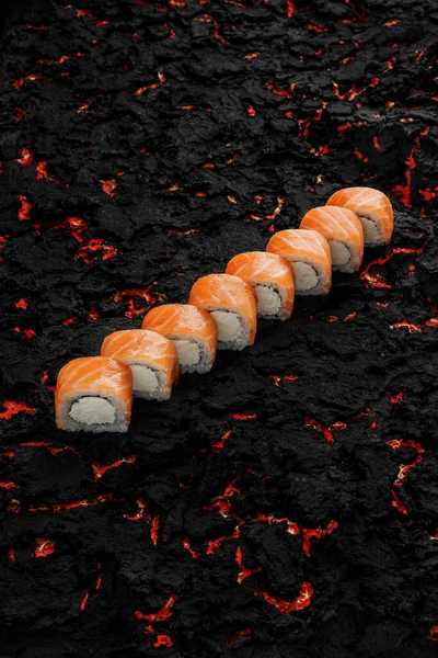 Philadelphia Sushi Roll Lososem Avokádem Japonská Tradiční Kuchyně Pozadí Černého — Stock fotografie