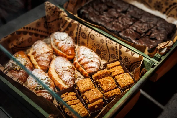 Různé Čerstvé Pekárny Pečivo Výloze Koláč Čokoláda Vanilkový Croissant — Stock fotografie