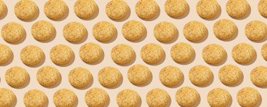 Bej renkli pastel arka planda haşhaşlı zencefilli kurabiyeler. Şekersiz. Zencefilli protein kurabiyeleri. Proteinli sağlıklı ve lezzetli kurabiyeler, haşhaşlı kurabiyeler. Sürekli desen, izole, düz döşeme, sert ışık, asgari
