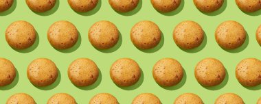 Çilek proteinli kurabiyeler yeşil pastel arka planda. Şekersiz. Üst Manzara. Proteinli ve bayat sağlıklı ve lezzetli kurabiyeler. Sürekli desen, izole, düz döşeme, sert ışık, asgari