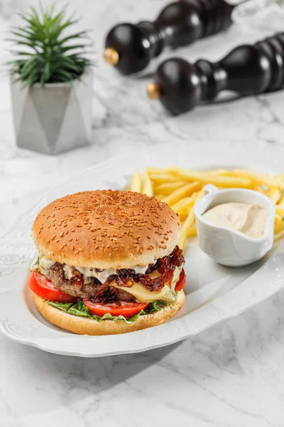 Gustoso Hamburger Con Patatine Fritte Salsa Piatto Bianco Sfondo Marmo — Foto Stock