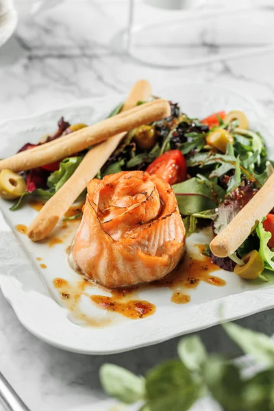 Filete Salmón Horno Con Ensalada Fresca Aceitunas Plato Blanco Sobre — Foto de Stock