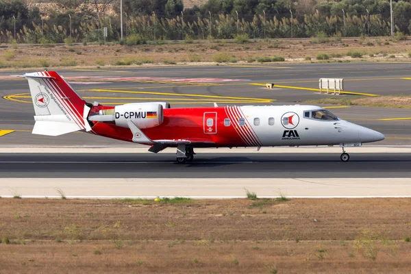 Luqa, Malta - 28 Eylül 2021: FAI (Uçuş Ambulansı) Uluslararası Learjet 60 (REG: D-CPMU) Malta 'dan ilk yardım uçuşu için geliyor.