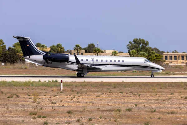 Luqa, Malta - 28 Eylül 2021: Air Hamburg Embraer Legacy 650 (EMB-135BJ) (REG: D-AZUR) İnişten sonra geri itme.