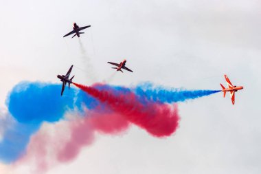 St. Paul Körfezi, Malta - 25 Eylül 2021: Kraliyet Hava Kuvvetleri İngiliz Havacılık Alanı Hawk T1A Kızıl Oklar deniz üzerinde gösteri yapıyor..