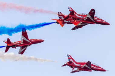 St. Paul Körfezi, Malta - 25 Eylül 2021: Kraliyet Hava Kuvvetleri İngiliz Havacılık Alanı Hawk T1A Kızıl Oklar deniz üzerinde gösteri yapıyor..