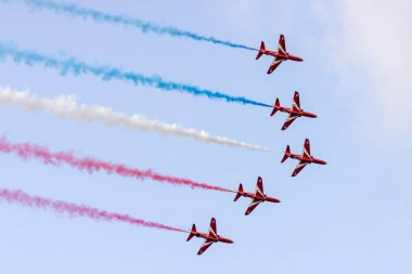 St. Paul Körfezi, Malta - 25 Eylül 2021: Kraliyet Hava Kuvvetleri İngiliz Havacılık Alanı Hawk T1A Kızıl Oklar deniz üzerinde gösteri yapıyor..