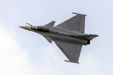 St. Paul Körfezi, Malta - 25 Eylül 2021: Fransız Hava Kuvvetleri Rafale C (REG: 140) deniz üzerinde uçuş gösterisi yapıyor.