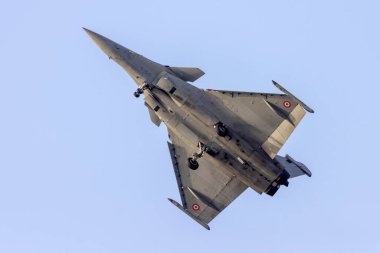 St. Paul Körfezi, Malta - 25 Eylül 2021: Fransız Hava Kuvvetleri Rafale C (REG: 140) deniz üzerinde uçuş gösterisi yapıyor.