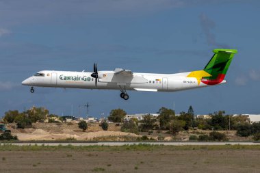 Luqa, Malta - 9 Ekim 2021: Camair Co-Aircraft: Bombardier Dash 8-Q402 (Reg: OE-LGL) Kamerun 'daki yeni operatörüne teslim edilmek üzere Malta' dan geçiyor.