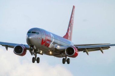 Luqa, Malta - 9 Ekim 2021: Jet2 Boeing 737-86N (REG: G-DRTN) 31 numaralı final pistinde akşam üzeri.