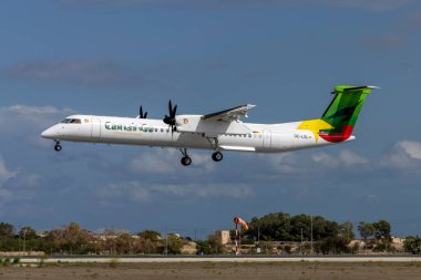 Luqa, Malta - 9 Ekim 2021: Camair Co-Aircraft: Bombardier Dash 8-Q402 (Reg: OE-LGL) Kamerun 'daki yeni operatörüne teslim edilmek üzere Malta' dan geçiyor.