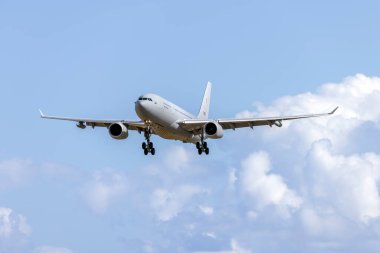 Luqa, Malta - 8 Ekim 2021: Çok uluslu MRTT Filosu (Hollanda - Hava Kuvvetleri) Airbus KC-30A (A330-203MRTT) (REG: T-057) iniş pisti 31.