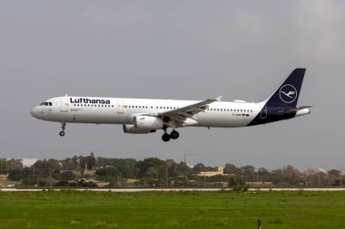 Luqa, Malta - 24 Ekim 2021: Lufthansa Airbus A321-231 (REG: D-AIDN) Frankfurt 'tan geliyor.