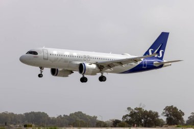 Luqa, Malta - 24 Ekim 2021: İskandinav Havayolları - SAS Airbus A320-251N (REG: SE-ROH) ve final pisti 31 'de güncellenmiş renk şeması.