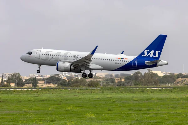 Luqa, Malta - 24 Ekim 2021: İskandinav Havayolları - SAS Airbus A320-251N (REG: SE-ROH) ve final pisti 31 'de güncellenmiş renk şeması.