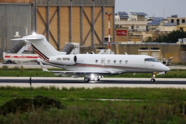 Luqa, Malta - 7 Kasım 2021: Zaman Hava Bombacısı Challenger 300 (BD-100-1A10) (REG: OK-RPM) çarpışma karşıtı ışıklar açıkken yakalandı.