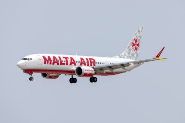Luqa, Malta - 3 Ağustos 2021: Yeni Malta Havayolları (Ryanair yan kuruluşu) Boeing 737-8 MAX 200 (REG: 9H-VUF) Bergamo İtalya 'dan bir uçuş işletiyor. 