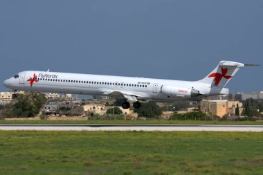 Luqa, Malta 31 Ekim 2007: FlyNordic McDonnell Douglas MD-83 (DC-9-83) iniş pisti 31.