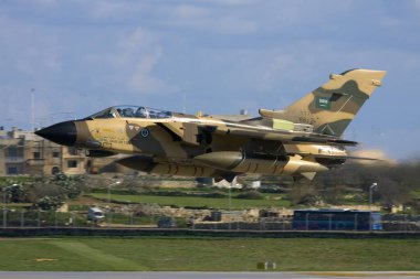 Luqa, Malta, 14 Aralık 2007: Suudi Arabistan Hava Kuvvetleri Panavia Tornado IDS, Warton UK 'deki Bae Systems' te geliştirme programından sonra Malta 'dan yola çıktı.