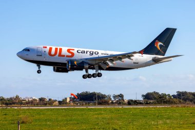 Luqa, Malta - 19 Aralık 2021: ULS Kargo Airbus A310-308 (F) (REG: TC-SGM) iniş pisti 31, sabah.