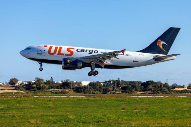 Luqa, Malta - 19 Aralık 2021: ULS Kargo Airbus A310-308 (F) (REG: TC-SGM) iniş pisti 31, sabah.