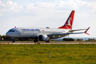 Luqa, Malta - 19 Aralık 2021: Türk Hava Yolları Boeing 737-8 MAX (REG: TC-LCR) 31. pist için Alfa döngüsüne giriyor.