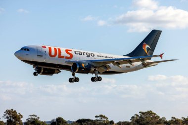 Luqa, Malta - 19 Aralık 2021: ULS Kargo Airbus A310-308 (F) (REG: TC-SGM) iniş pisti 31, sabah.