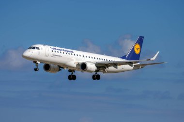 Luqa, Malta - 19 Ocak 2022: Lufthansa Bölgesel (Lufthansa CityLine) Embraer 190LR (ERJ-190-100LR) (REG: D-AECI) Almanya 'nın Münih kentinden geliyor.