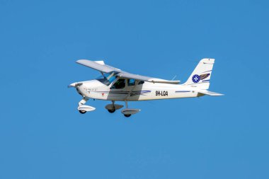 Luqa, Malta - 18 Ocak 2022: Avrupa Uçuş Akademisi Tecnam P-92JS Echo (NEW REG: 9H-LQA) iniş pisti 31.