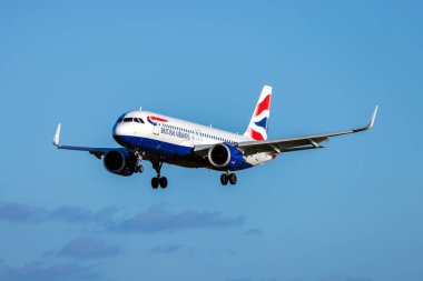 Luqa, Malta - 30 Ocak 2022: British Airways Airbus A320-251N (Reg. : G-TTNN) gecenin geç saatlerinde iniş için geliyor..