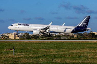 Luqa, Malta - 30 Ocak 2022: Lufthansa Airbus A321-271NX (REG: D-AIEB) 